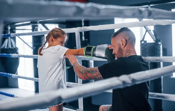 Lutar Uns Com Outros Ringue Boxe Jovem Tatuado Treinador Boxe — Fotografia de Stock