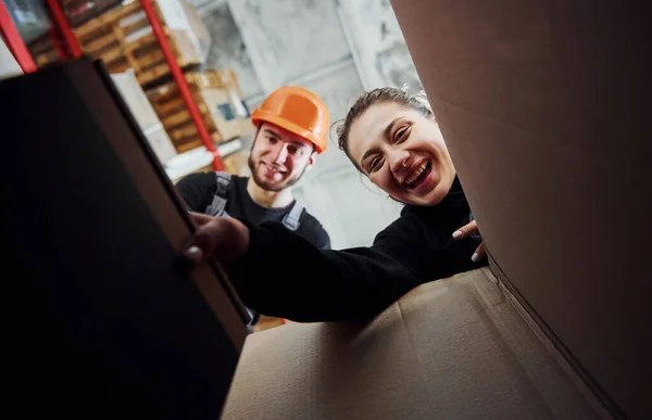 Bekijk Het Van Binnenuit Van Papieren Doos Vrolijke Mensen Kijken — Stockfoto