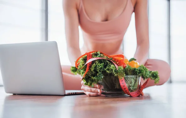 Sportliche Frau Sitzt Mit Laptop Und Gesundem Essen Tisch — Stockfoto