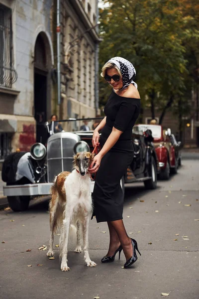 Blond Vrouw Zonnebril Zwarte Jurk Buurt Van Oude Vintage Klassieke — Stockfoto