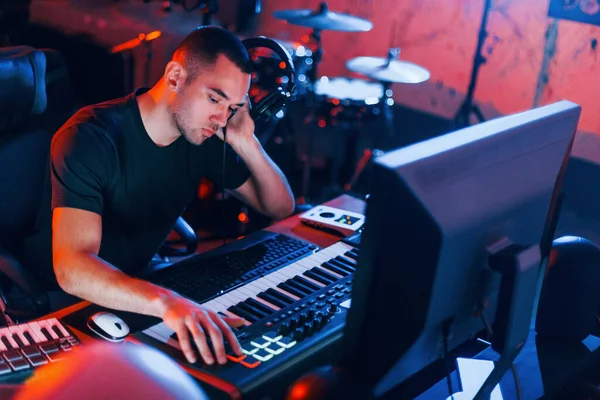 Engenheiro Som Trabalhando Misturando Música Dentro Casa Estúdio — Fotografia de Stock