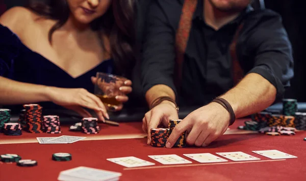 Vista Perto Das Mãos Dos Jovens Elegantes Que Jogam Poker — Fotografia de Stock