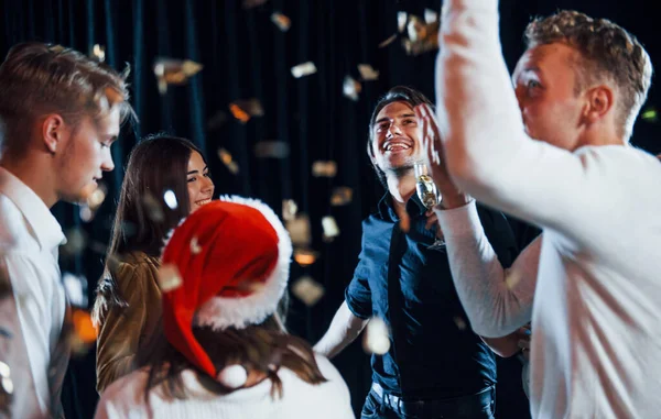 Confetti Está Grupo Amigos Alegres Que Celebram Ano Novo Casa — Fotografia de Stock