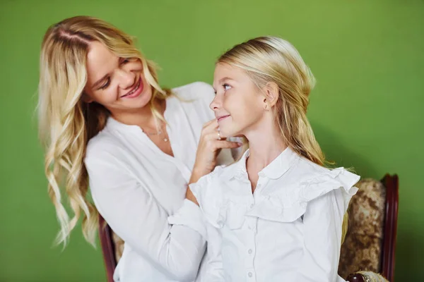 Madre Con Sua Figlia Insieme Nello Studio Con Sfondo Verde — Foto Stock