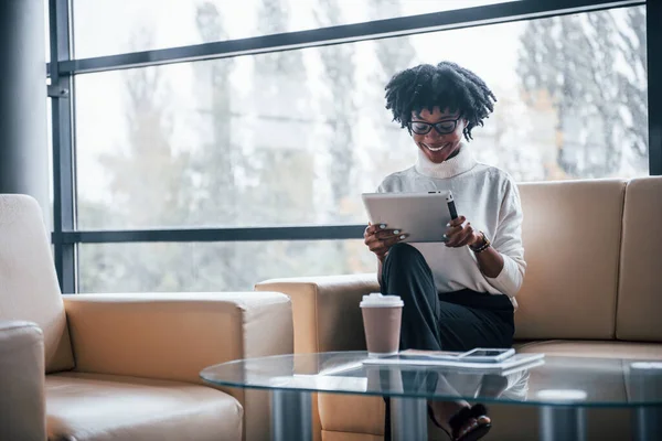 Joven Mujer Afroamericana Gafas Sienta Interior Oficina Con Tableta Las — Foto de Stock