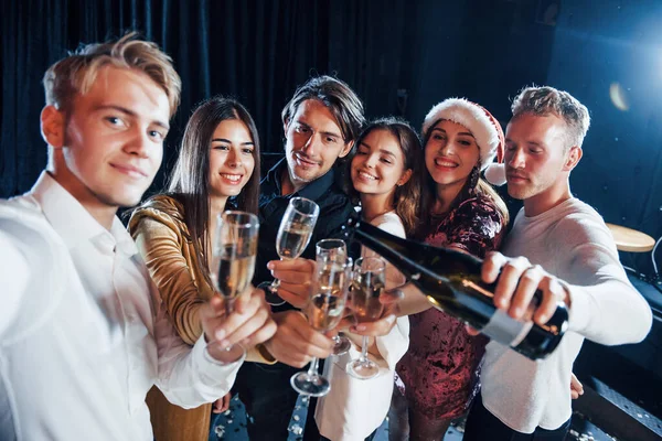 Hace Selfie Grupo Amigos Alegres Celebrando Año Nuevo Interior Con — Foto de Stock