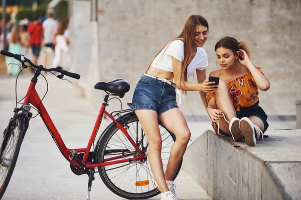 Dos Mujeres Jóvenes Con Bicicleta Pasar Buen Rato Parque Cerca —  Fotos de Stock