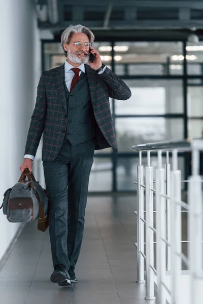 Hombre Negocios Senior Traje Corbata Con Pelo Gris Barba Caminando —  Fotos de Stock