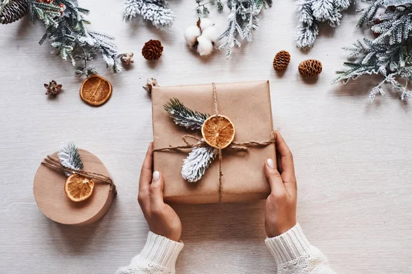 Menina Fazendo Caixa Presente Vista Superior Quadro Festivo Natal Com — Fotografia de Stock