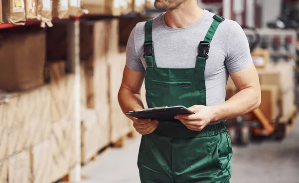 Trabalhador Armazenamento Uniforme Cor Verde Bloco Notas Mãos Verifica Produção — Fotografia de Stock