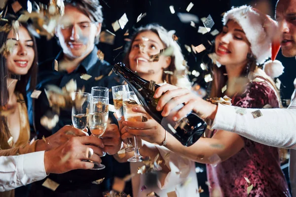 Verter Champán Grupo Amigos Alegres Celebrando Año Nuevo Interior Con — Foto de Stock