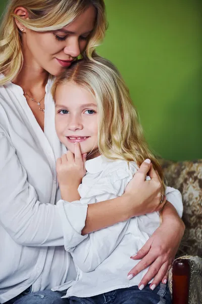 Madre Con Sua Figlia Insieme Nello Studio Con Sfondo Verde — Foto Stock