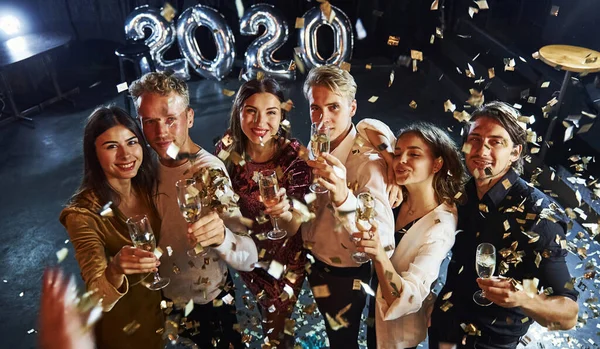 Конфетти Воздухе Веселая Группа Людей Напитками Руках Празднует Новый 2020 — стоковое фото