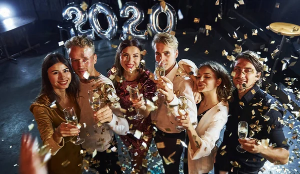 Confetti Está Grupo Alegre Pessoas Com Bebidas Nas Mãos Celebrando — Fotografia de Stock