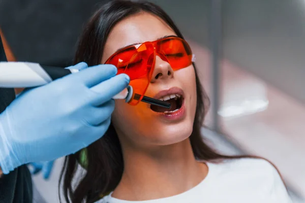 Schöne Frau Mit Roter Schutzbrille Besuch Der Zahnarztpraxis Konzeption Der — Stockfoto
