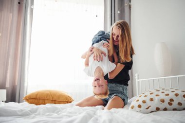 Anne gündüz vakti oğluyla oynuyor ve onunla eğleniyor..