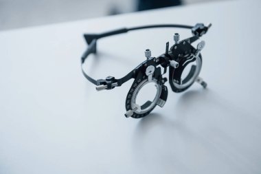 Diopter beyaz masada. Tek bir nesnenin görünümünü kapat.