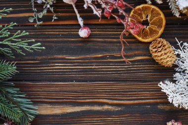 Yeşil köknar dalları. Yeni yıl süslemeleri ile noel şenliği çerçevesinin en üst görünümü.