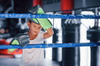 Boks ringinde. Spor kıyafetli küçük kız spor salonunda. Egzersiz günü..