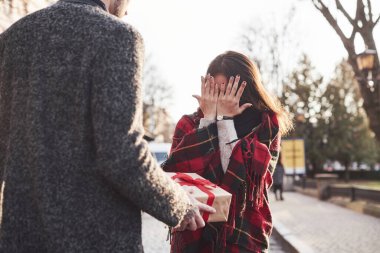 Hediye zamanı. Hediye kutusunu tutuyorum. Kafkas sevgilisiyle Asyalı bir kız..