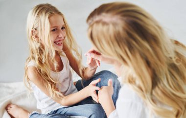 Anne kızıyla birlikte stüdyoda, beyaz bir geçmişi var..