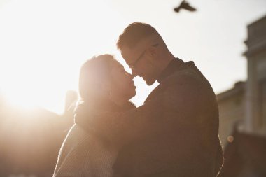 Güzel güneş ışığı. Mutlu çok ırklı çift şehrin dışında birlikte..