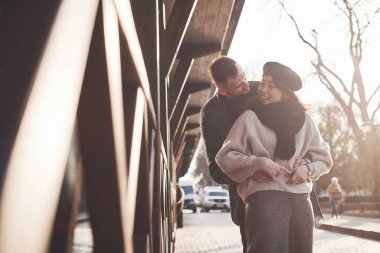 Şehirde eğlenceli ve çok kültürlü bir çift bir arada. Kafkas sevgilisiyle Asyalı bir kız..
