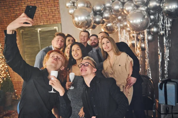 Pessoas Roupas Elegantes Com Bebidas Nas Mãos Juntos Celebrando Feriados — Fotografia de Stock