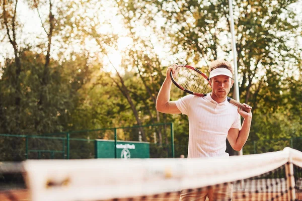 Jugador Tenis Joven Ropa Deportiva Está Cancha Aire Libre — Foto de Stock