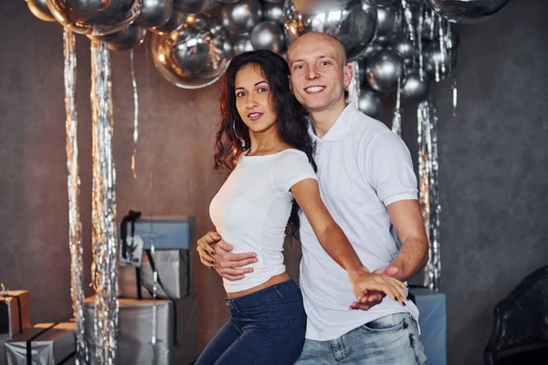 Pareja Está Habitación Decorada Navidad Divertirse Bailar Celebrando Año Nuevo —  Fotos de Stock