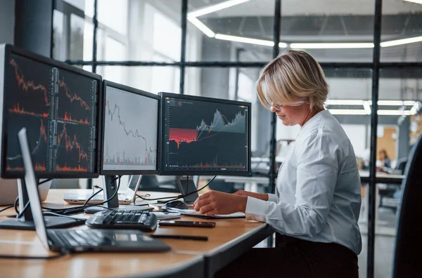 Agente Borsa Femminile Abiti Formali Lavora Ufficio Con Mercato Finanziario — Foto Stock