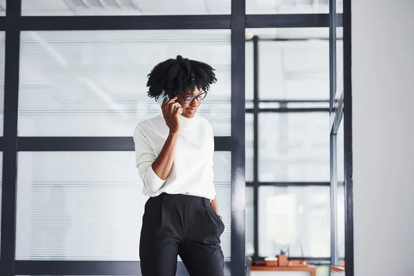 Joven Mujer Afroamericana Gafas Para Interior Oficina Tiene Una Llamada — Foto de Stock