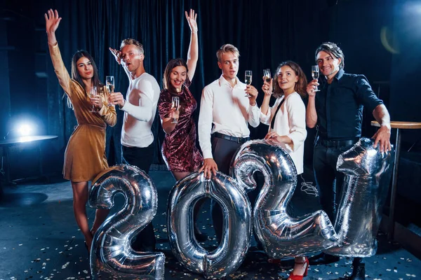 Fröhliche Gruppe Von Menschen Mit Getränken Und Luftballons Den Händen — Stockfoto