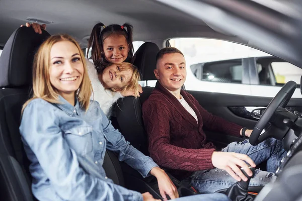 Neşeli Bir Aile Birlikte Arabaya Biniyor Eğlenceler Iyi Hafta Sonları — Stok fotoğraf