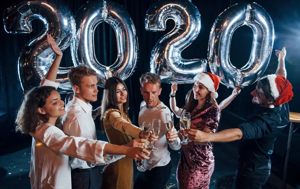 Kapı Çalan Gözlükler 2020 Yılını Kutlamak Için Ellerinde Balonlar Içkilerle — Stok fotoğraf