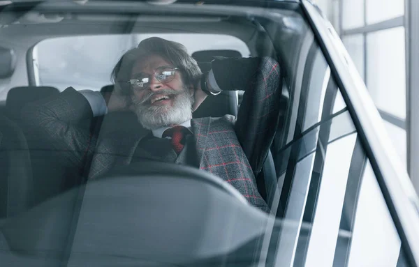 Moderno Homem Sênior Elegante Com Cabelos Grisalhos Bigode Relaxante Carro — Fotografia de Stock