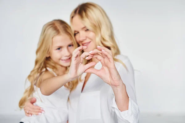 Madre Con Sua Figlia Insieme Mostra Gesto Amore Studio Con — Foto Stock