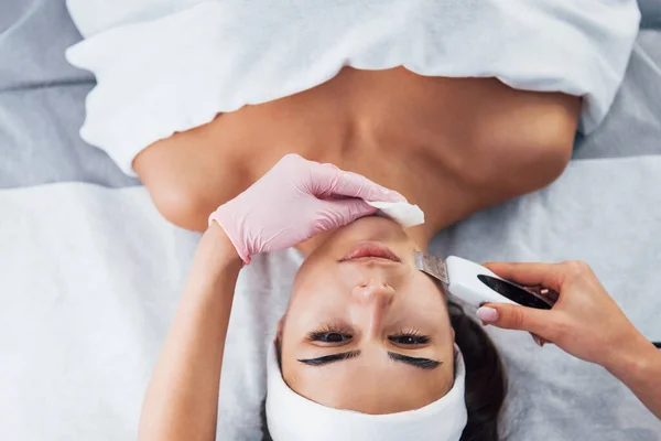 Met Een Speciaal Apparaat Close Uitzicht Vrouw Die Liggend Spa — Stockfoto