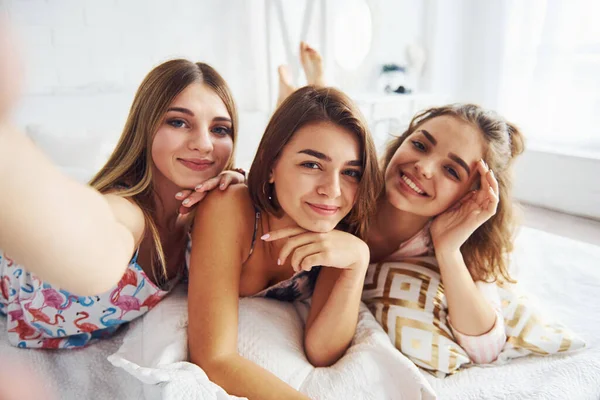 Maak Selfie Gelukkige Vrouwelijke Vrienden Hebben Een Goede Tijd Pyjama — Stockfoto