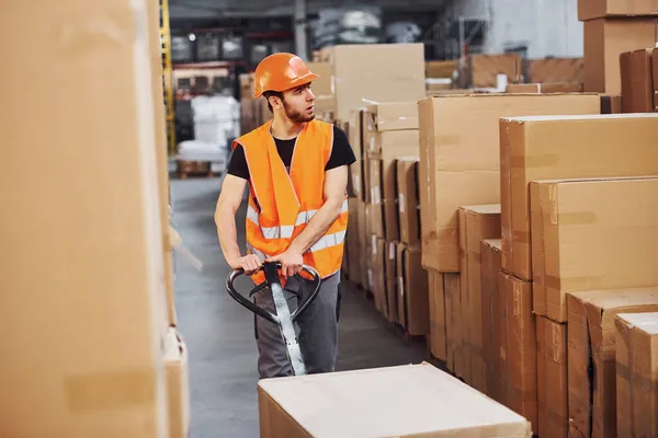 Jonge Mannelijke Werknemer Uniform Het Magazijn Duwen Pallet Truck — Stockfoto