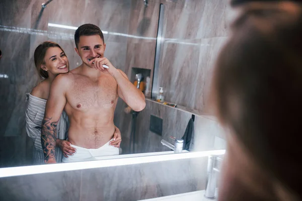 Jovem Casal Juntos Banheiro Hora Manhã — Fotografia de Stock