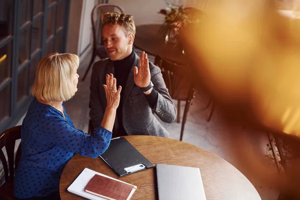 Begrip Van Succes Jonge Man Formele Kleren Hebben Een Zakelijke — Stockfoto