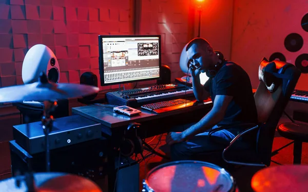 Ääniteknikko Työskentelee Sekoittaa Musiikkia Sisällä Studiossa Lähellä Rumpusettiä — kuvapankkivalokuva