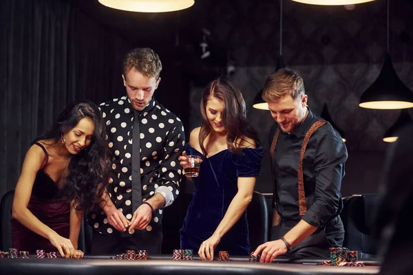 Стою Стола Группа Элегантных Молодых Людей Которые Вместе Играют Покер — стоковое фото