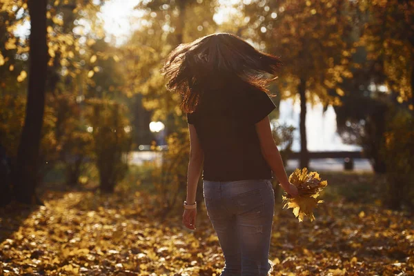 Gündelik Giysiler Içinde Esmer Güzel Sonbahar Parkında Yapraklarla Eğleniyor — Stok fotoğraf