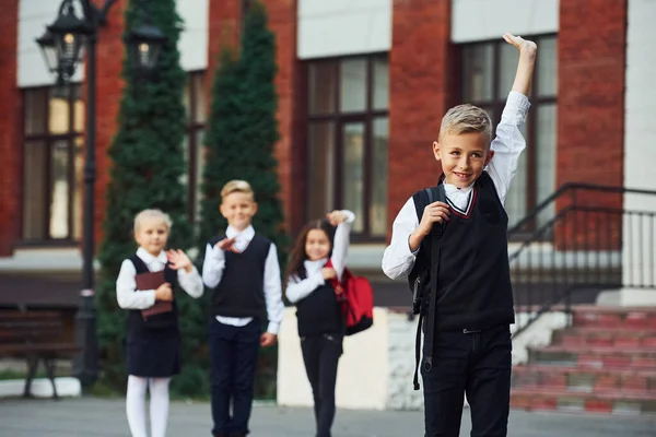 Grupp Barn Skoluniform Poserar Till Kameran Utomhus Tillsammans Nära Utbildningsbyggnad — Stockfoto