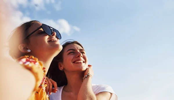 Selfie Two Smiling Girls Outdoors Have Good Weekend Together Sunny — Stock Photo, Image