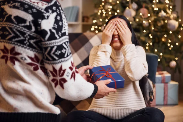 Мужчина Закрывает Глаза Своей Подружке Дарит Новогодний Сюрприз Украшенной Рождественской — стоковое фото