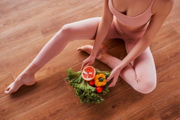 健康食品とテーブルの上に座っているスポーツ女性のトップビュー — ストック写真