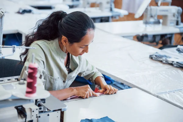 Schneiderin Näht Kleidung Nähmaschine Fabrik — Stockfoto